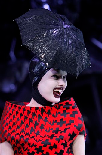 Illustration for article titled Alexander McQueen Fall/Winter 2009: Derelicte In Wonderland